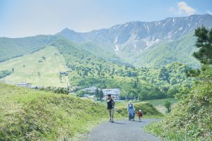 10分で別世界の絶景 豪円山のろし台 公式 大山参道ホテル頂 コモレビトジビエフード カフェ